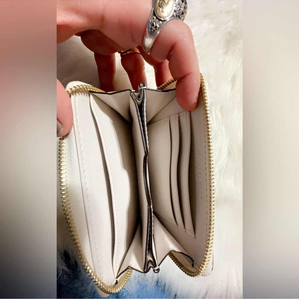 EUC Michael Kors Wallet/Wristlet 5.5” x 3.5” Super Cute - Picture 4 of 7